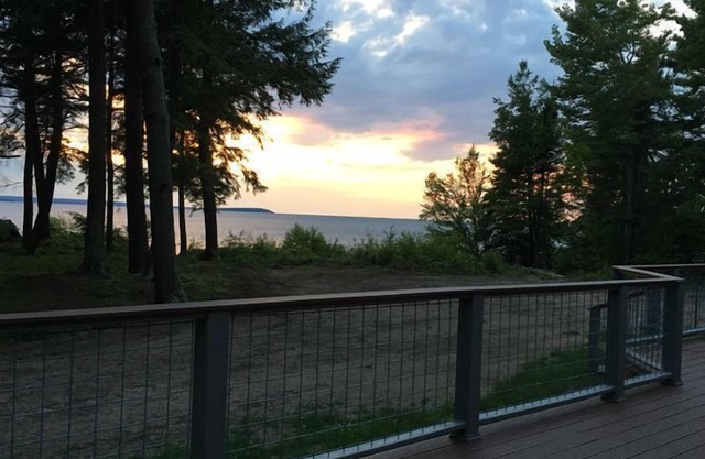 Au Train Island View Lodge: Golden Leaves and Tranquil Waters - Your Fall Escape