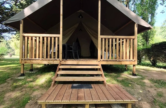 Auberoche campsite * - MINI-WOOD LODGE TENT on canvas stilts, without toilets, for 4 people 4 people