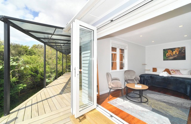 Auckland Airport Sanctuary; sleeps 9; quiet, spacious and family-friendly