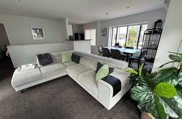 Auckland City CBD - walk to Spark Arena & Parnell from our spacious 3 bed home