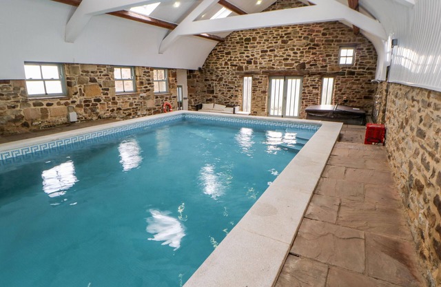 AUCKLAND COTTAGE, pet friendly, with pool in Wolsingham