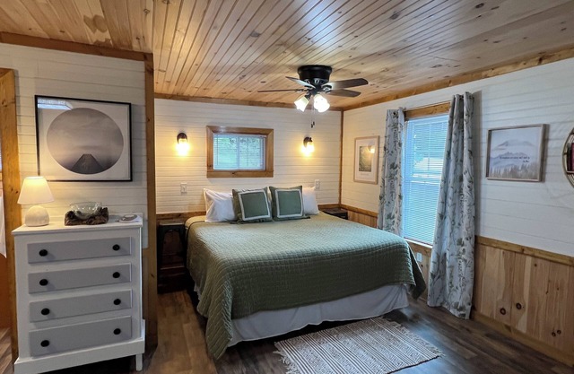 🍁Aug. & Sept. Sale!🍁Cozy Farm Cabin. Fire pit, Waterfall, Blue Ridge Parkway