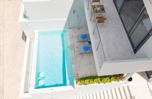 AUGUST POOL VILLA