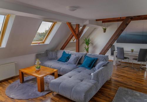 Aura - LutherApartment -2 Zimmer, 2 Einzelbetten, 1 Doppelbett, große Couch, Küche, Balkon, Waschmaschine