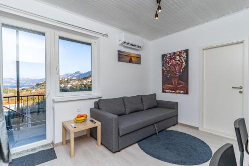 Aurelius -Superior sea, bay & mountain view apt
