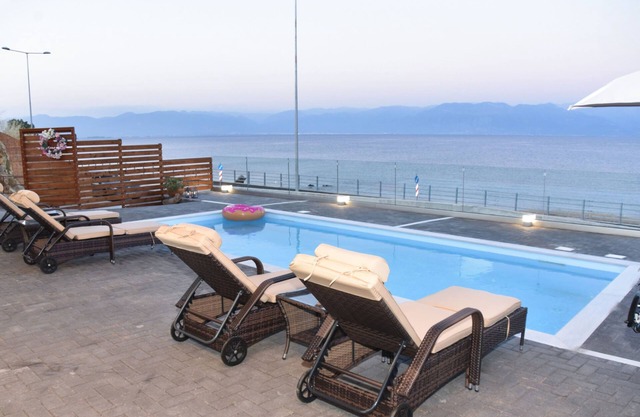 Aurora Luxury Retreat - Beachfront & Private Pool