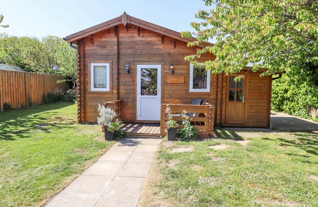 AURORA SKIES, pet friendly, country holiday cottage in Cresswell