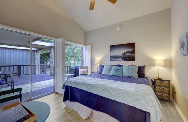 Austin area Cozy Room off Lake Travis with full amenities, deer and wildlife!