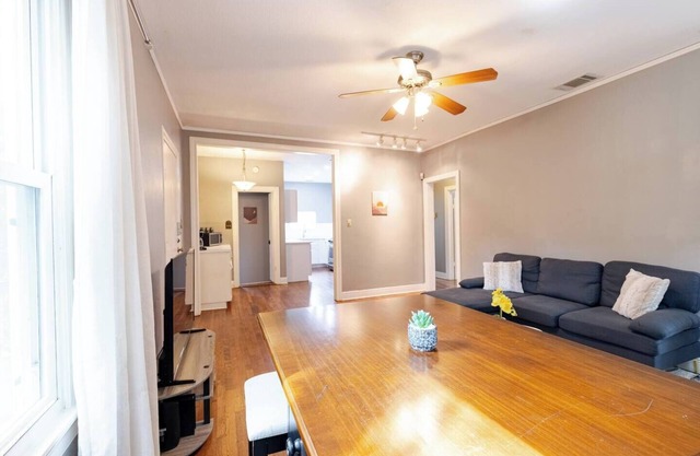 Austin Charm: 2Bed/2Ba/Flex Bungalow with office and deck. Central to Everything