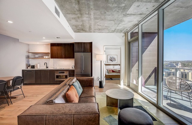 Austin Rainey Street condo w/2 suites & lake-view balcony, rooftop pool & gym