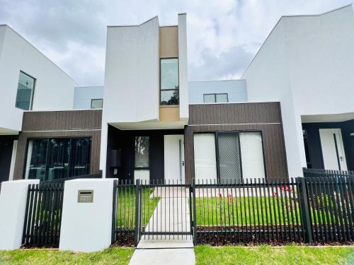 Austral Newly Built Modern 3 Br Home