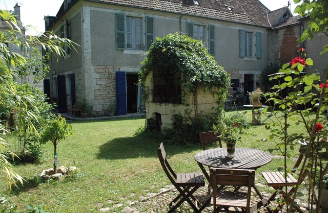 Authentic cottage 4/5 p. domain Le Nid des Oiseaux 15-16th C in hart of village