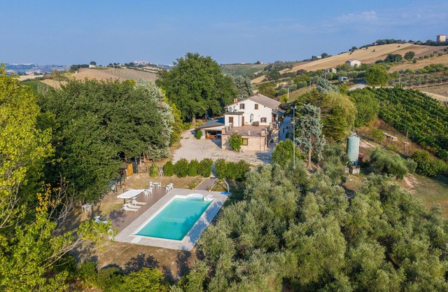 Authentic Italian villa (sleeps 12) with private pool