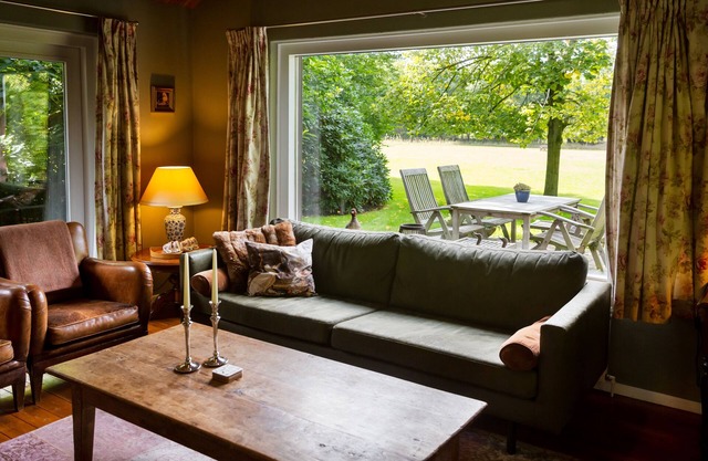 Authentic and comfortable forest lodge, with bath and fireplace. Pet friendly!