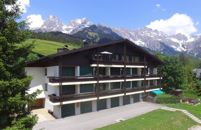 Authentic, convenient apartment next to ski slope