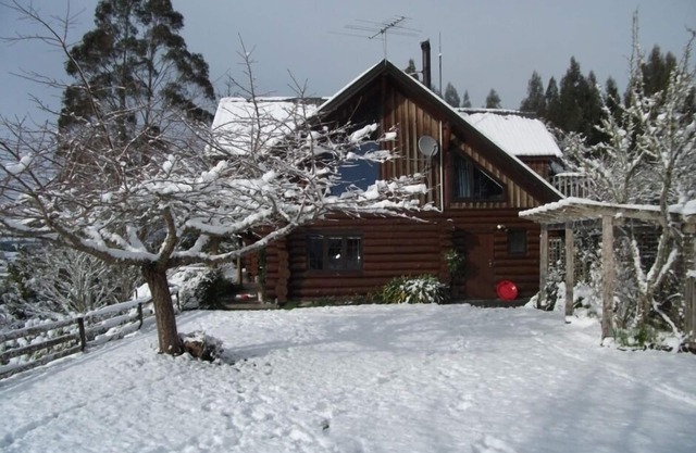 Authentic Canadian log house with the view of Mount Ruapehu