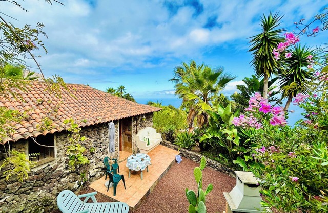 Authentic Casita, tropical garden & incredible views of the ocean & Mount Teide