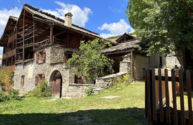 Authentic chalet renovated and comfortable in Queyras, with garden and patio