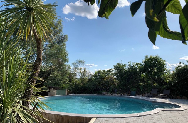 Authentic, comfortable house in a green setting. Swimming pool, pétanque.
