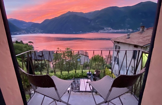 Authentic Italian house with spectacular views of Lake Como and private parking
