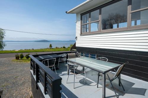 Authentic Kiwi Lodge by the Lake