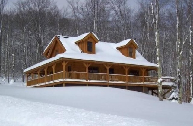 AUTHENTIC LOG CABIN-11 Acre Lake, Central AC, Hot tub, WiFi