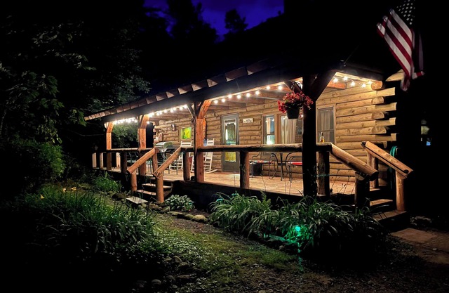 Authentic Log Cabin! Recently updated! Fun for families/Near Owl's Nest!