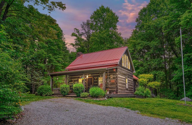 Authentic log cabin in a park-like setting. Just minutes from Rock House!