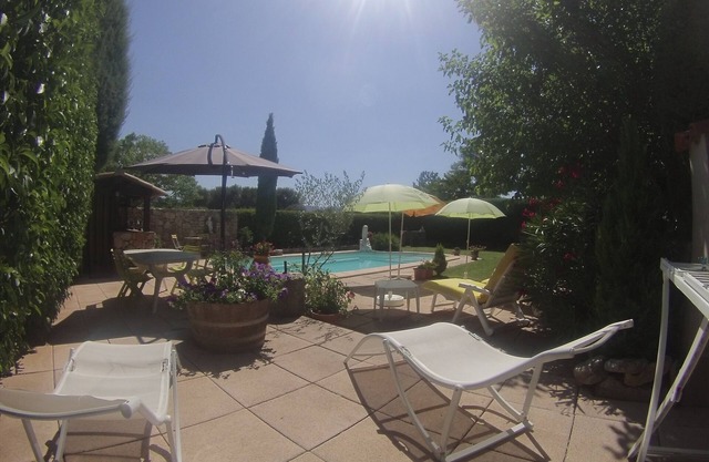 Authentic Provencal house in large property, without neighborhood, near Ai