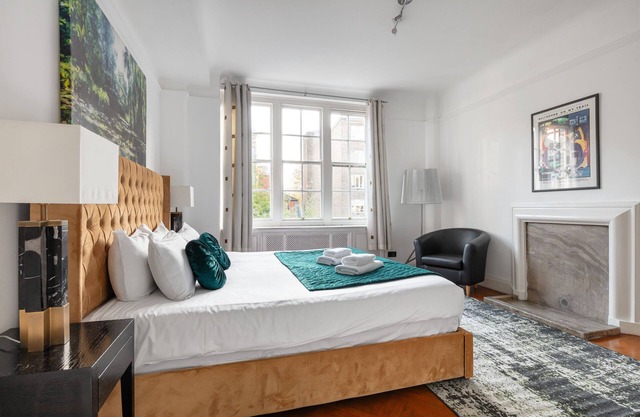 *Authentic & Spacious 5 Bed Apartment/Hyde Park*