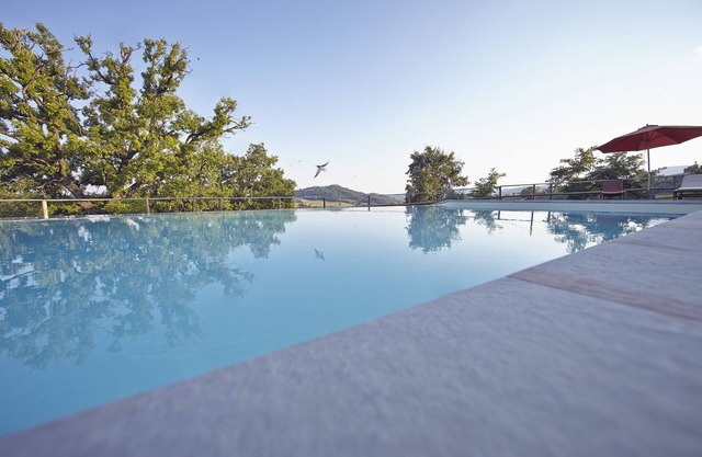 Authentic stone farmhouse, pool, view, bbq, wifi, bedrooms with bathroom and a/c