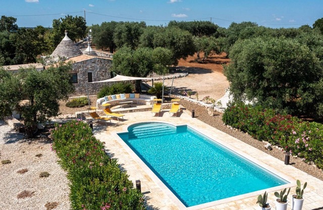 Authentic Trullo with large private pool and air con
