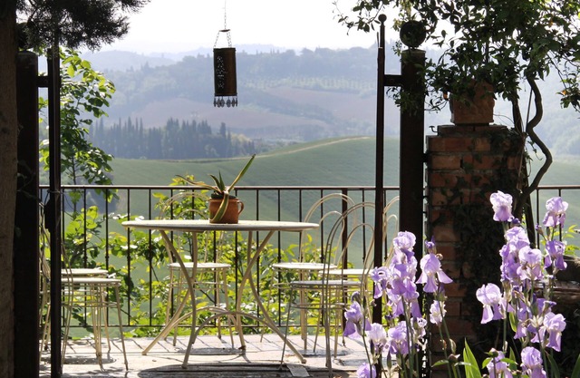 Authentic Tuscan country house, dating back to around the year 1000
