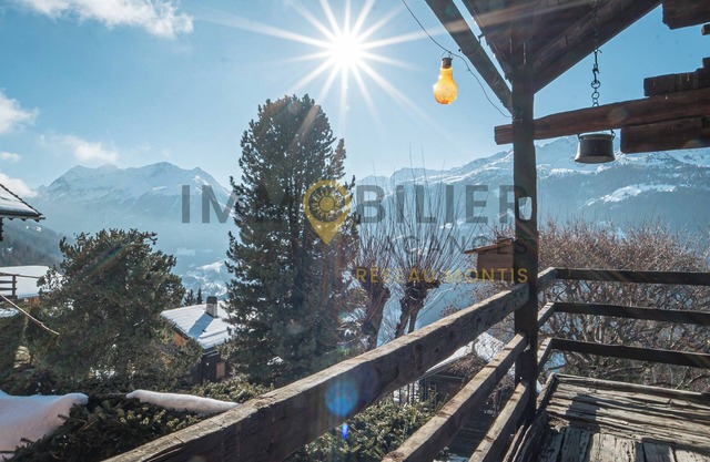 Authentique chalet valaisan en madrier de mélèze sur deux étages pour 7 personnes, récemment rénové.