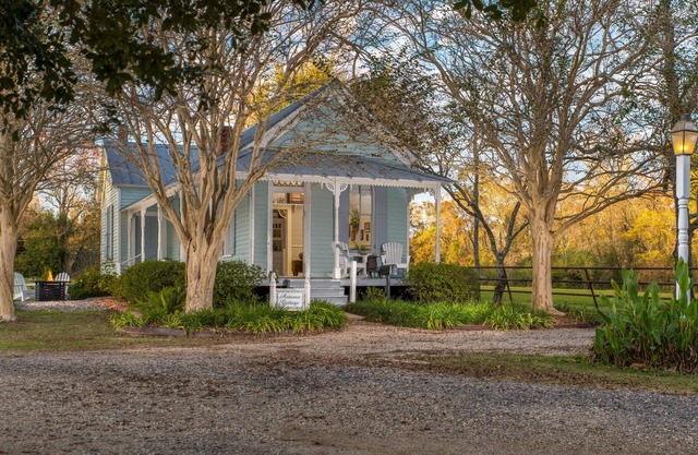 Autumn Cottage: Sunlit Private Cottage in Cajun Country with Lake Views & Porch