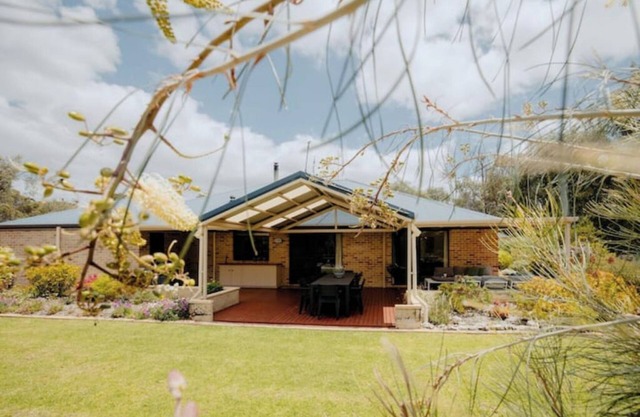 Autumn Rise: spacious home + generous alfresco + beautiful native gardens nn