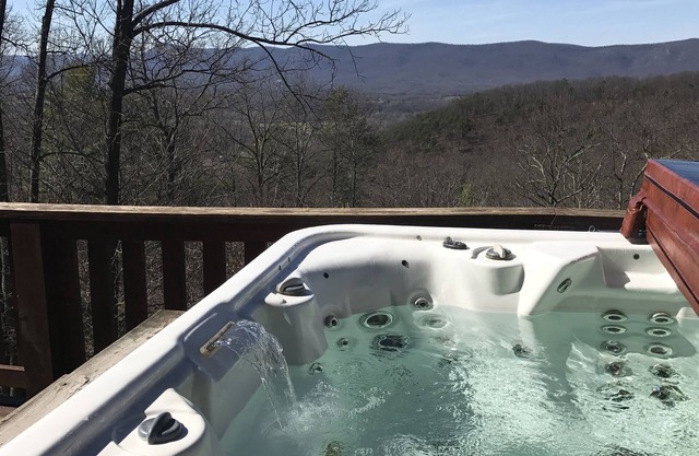 Autumn view log cabin, private wooded location with 30 mile views, close to Park