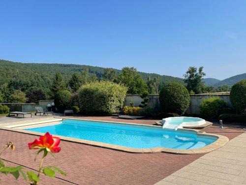Aux Fleurs des Champs - Appartement avec Terrasse, Parking et Piscine