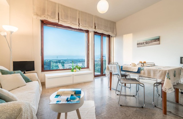 Available for winter long rent-with discount.Sea view,5 min from beach and city.