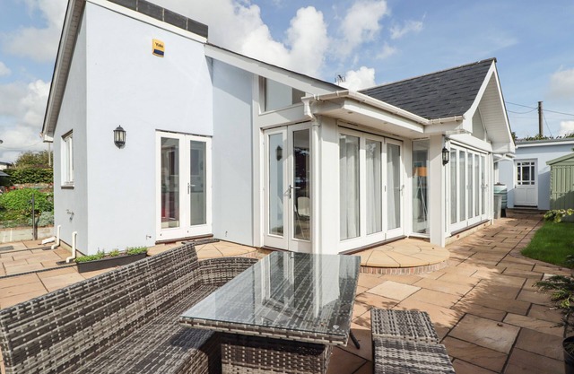 AVALON, pet friendly, country holiday cottage in Lamphey