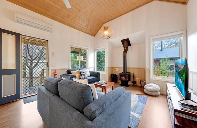 AVC - Maple Cottage, Bright