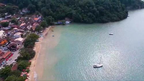 Aventura náutica em Paraty hospedagem flutuante na cidade Veleiro Maverick