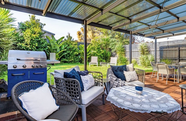 Avenues gorgeous home 4 🛏️ 2 🛁 King bed AC wifi games room pets 👍 BBQ.