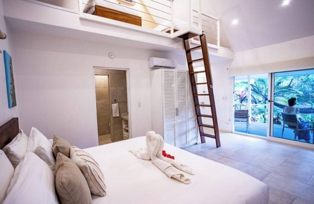 Aves Deluxe King Room & Open Loft Room Twin Beds-Kitchenette-2Pools-Yoga-Gym