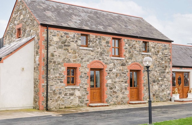 AVOCA LODGE, character holiday cottage, with a garden in Hillsborough