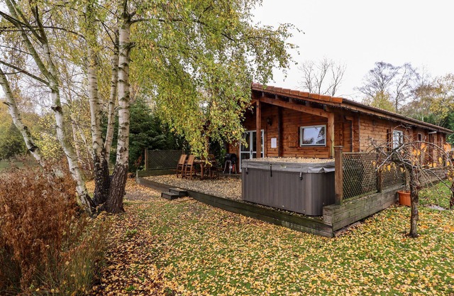 AVOCET LODGE, pet friendly in Tattershall Lakes Country Park