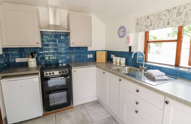 AVOINE COTTAGE, pet friendly, character holiday cottage in Hartpury