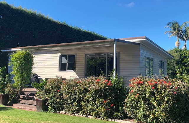 AvoStay Cottage - peaceful orchard setting at Maungatapere