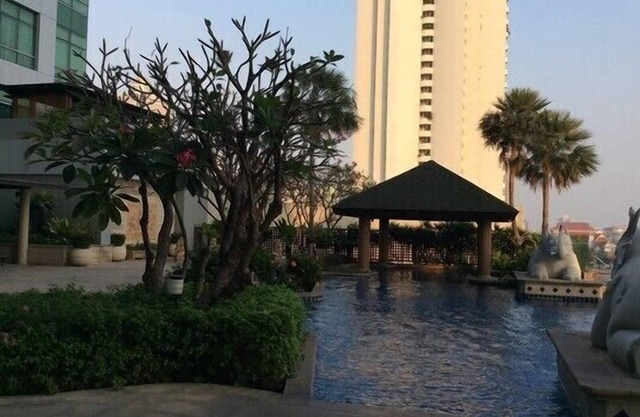 Away Baansatorn Chaopraya river side