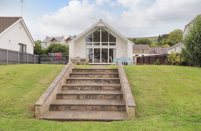 AWEL DEG, pet friendly, with a garden in Newport, Pembrokeshire